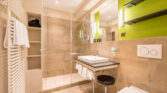 Badezimmer mit Dusche Bathroom with shower 01 Classic Belvedere Swiss Quality Hotel Grindelwald 1