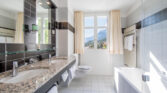 Bathroom bath toilet window Badezimmer Bad WC Fenster Belvedere Swiss Quality Hotel Grindelwald 1