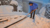 TSB Winter Stefan am Schneeschaufeln