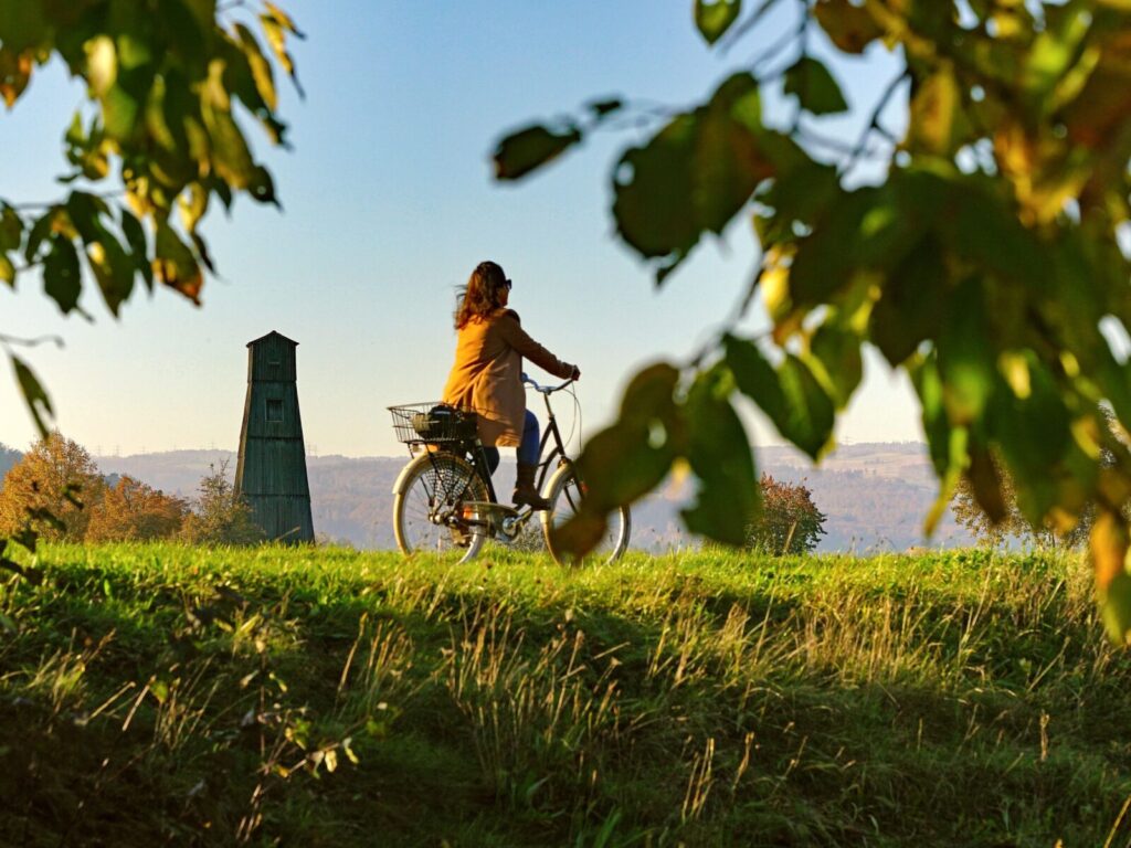 Computerformat 4 3 Bad Zurzach Velofahrerin und Bohrturm