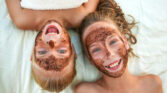 Gesichtsbehandlung Maedchen