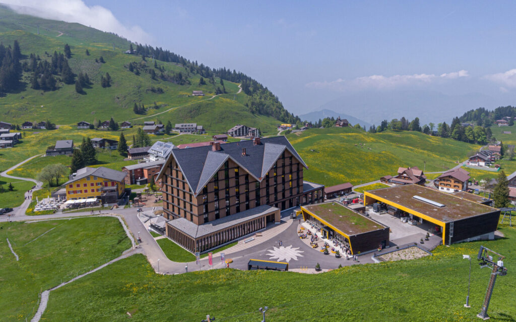 Stoos Lodge Aussenansicht Sommer web