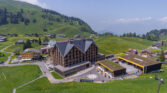 Stoos Lodge Aussenansicht Sommer web