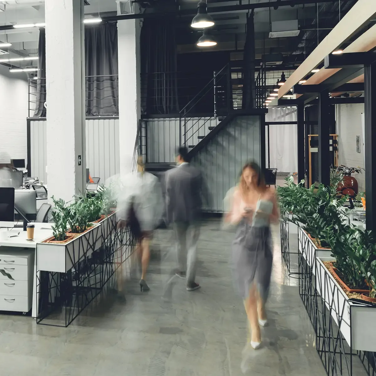 Flexibles Outsourcing: modernes Büro mit Mitarbeitenden in Bewegung