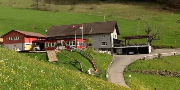 Familienausflug-Baselland-Schlittel-Berggasthaus Hintere Wasserfallen